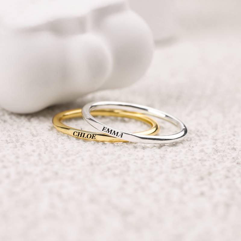 Anello Piatto Super Piccolo in Argento Sterling con Nome Impilabile