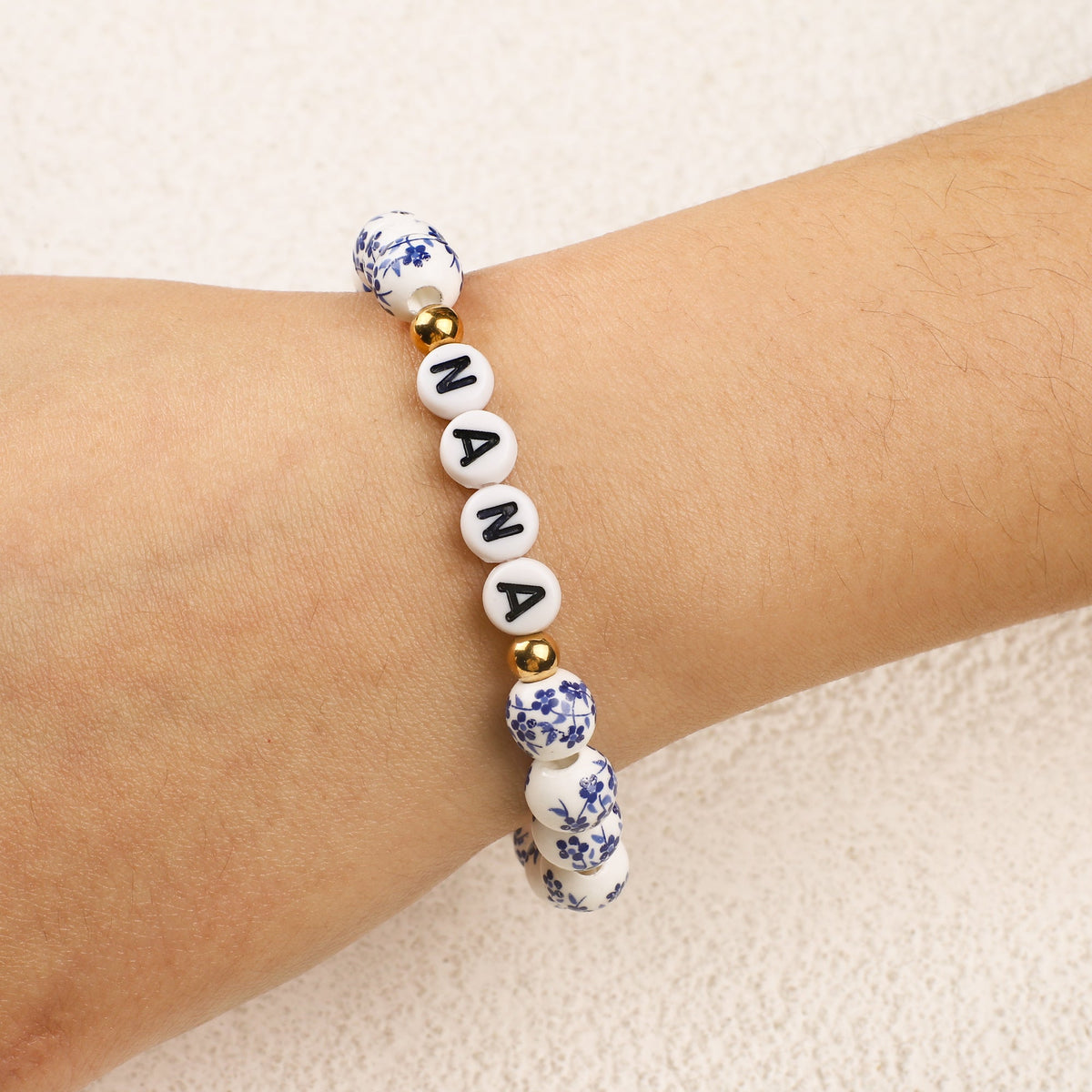 Blaues Armband mit Perlen und Blumen aus Porzellan für Mama und Oma