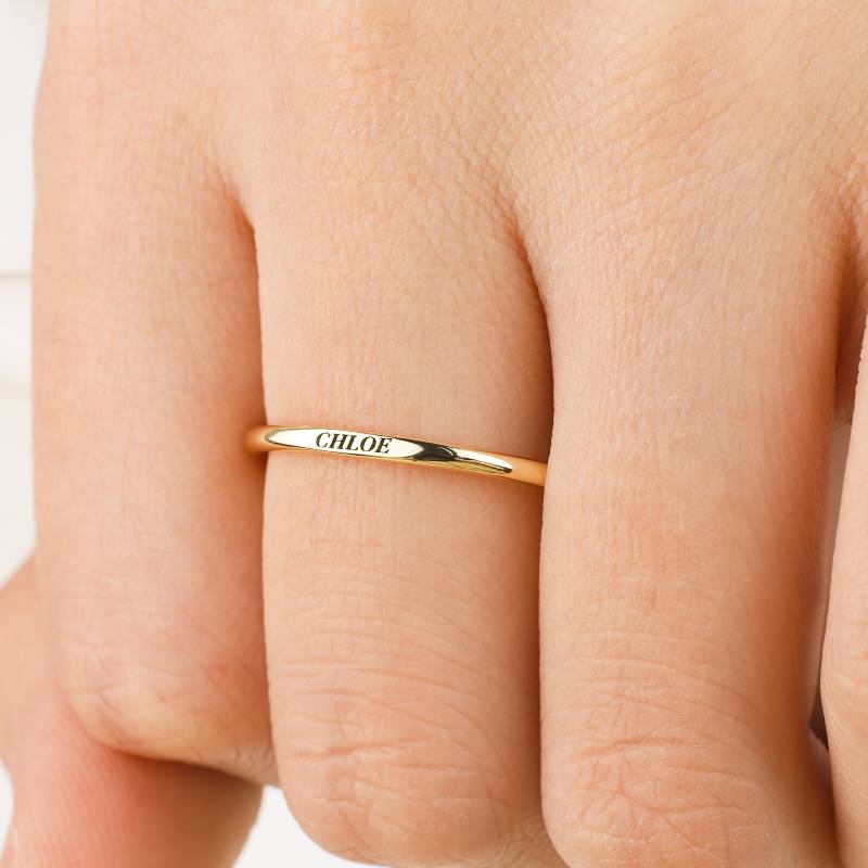 Anello Piatto Super Piccolo in Argento Sterling con Nome Impilabile