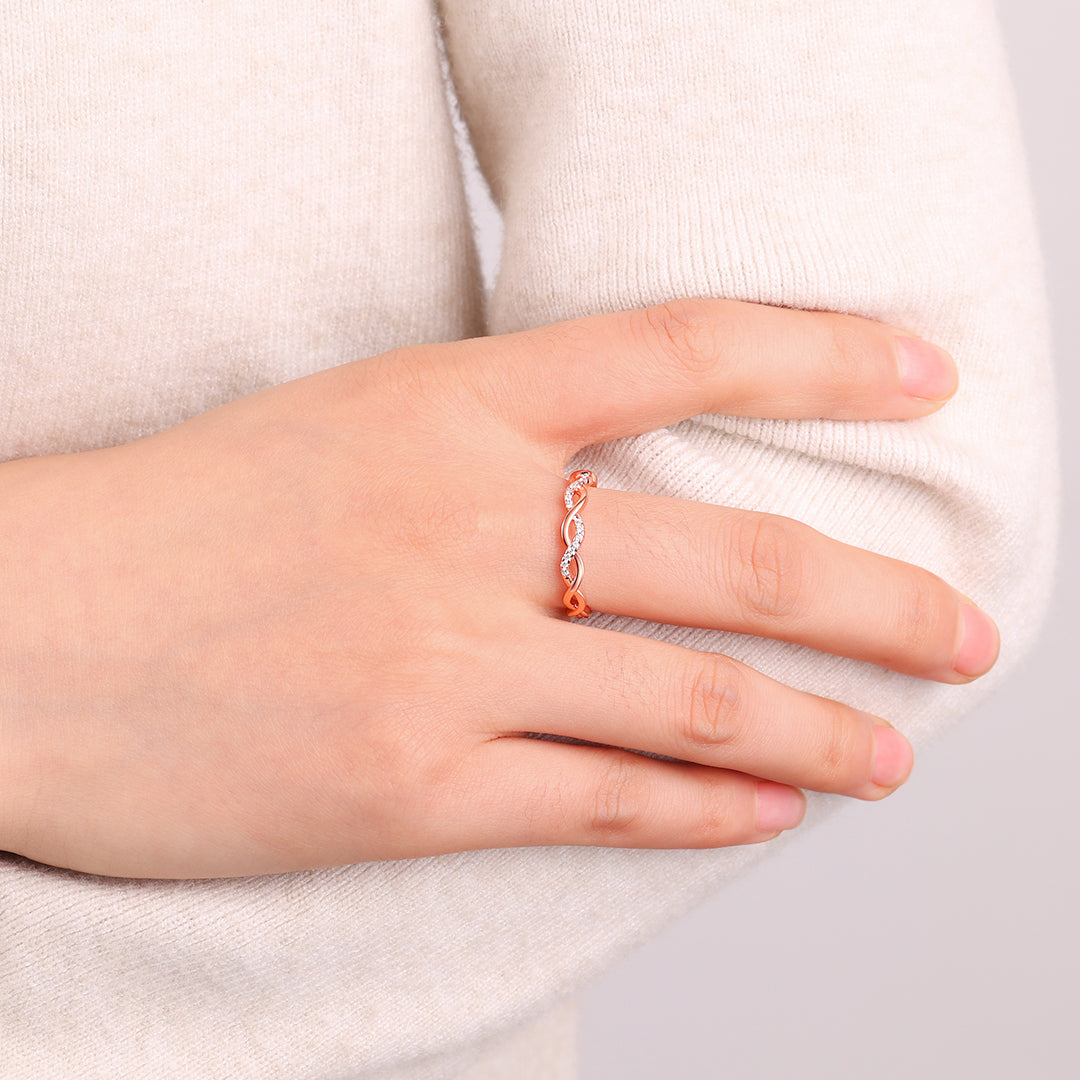 Zierlicher Stapelring mit Pavé-Twist