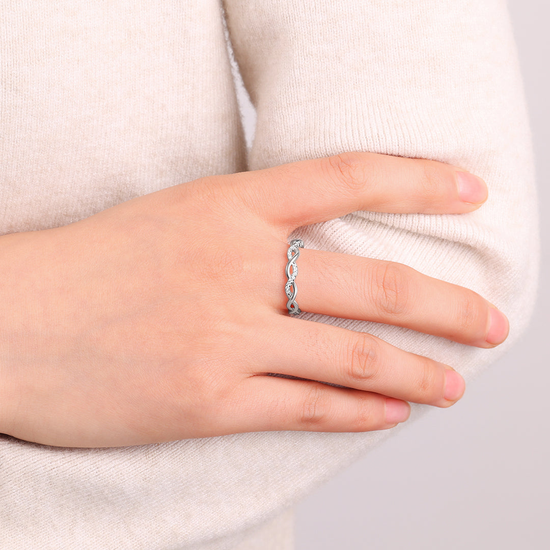 Zierlicher Stapelring mit Pavé-Twist