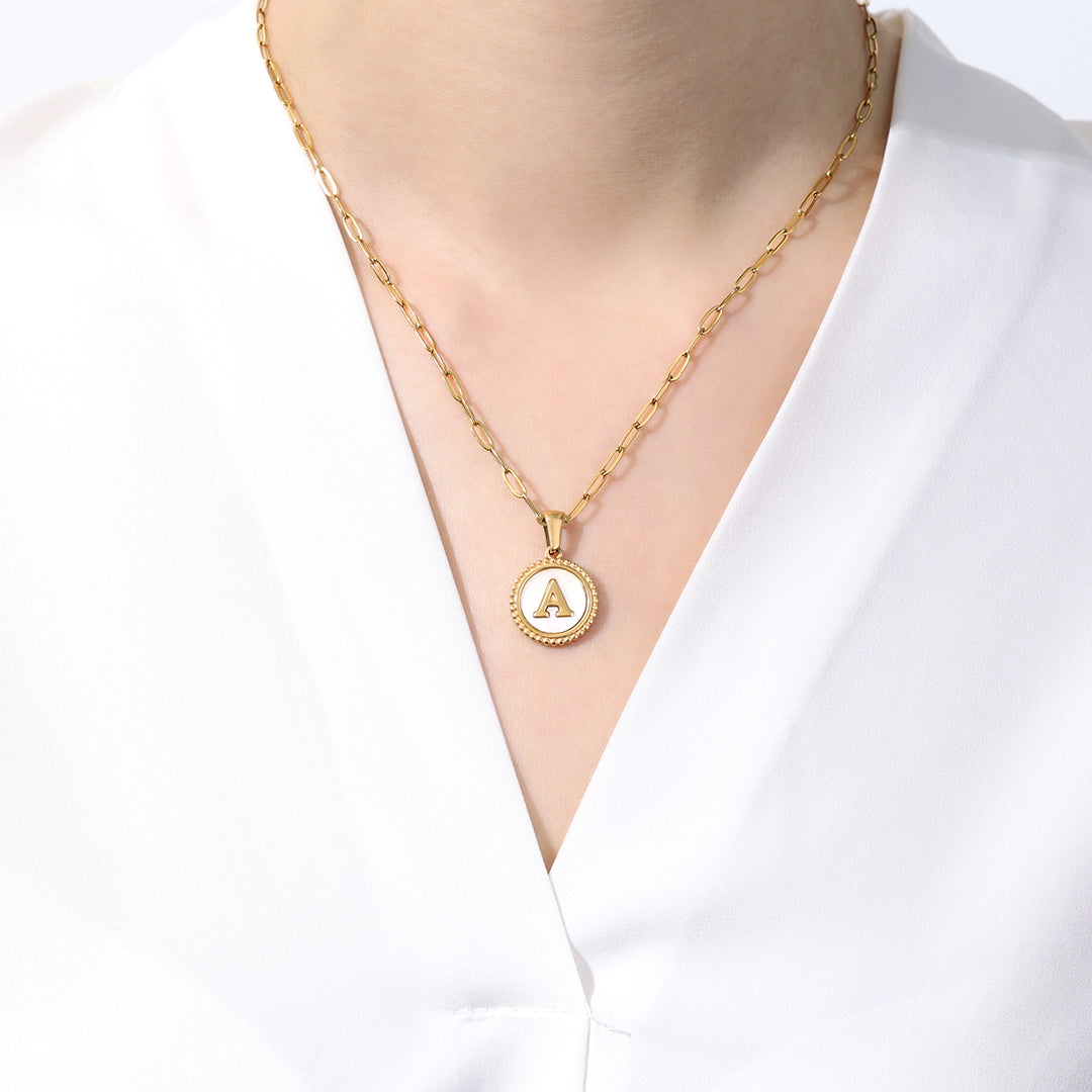Collana con Lettera su Disco in Madreperla e Catena Paperclip