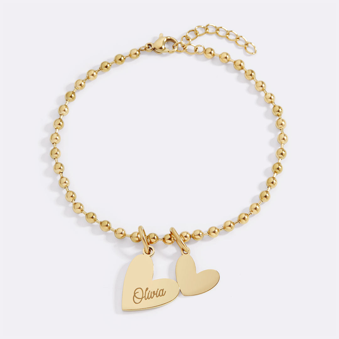 Personalisiertes Armband mit doppelten Herzanhängern