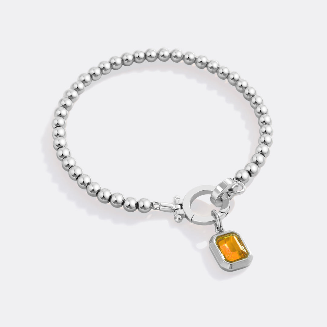 Minzfarbenes Perlenarmband mit Baguette-Geburtsstein-Anhänger