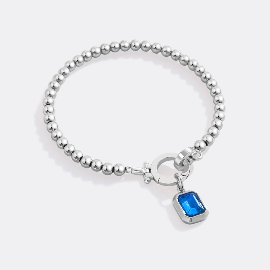 Minzfarbenes Perlenarmband mit Baguette-Geburtsstein-Anhänger