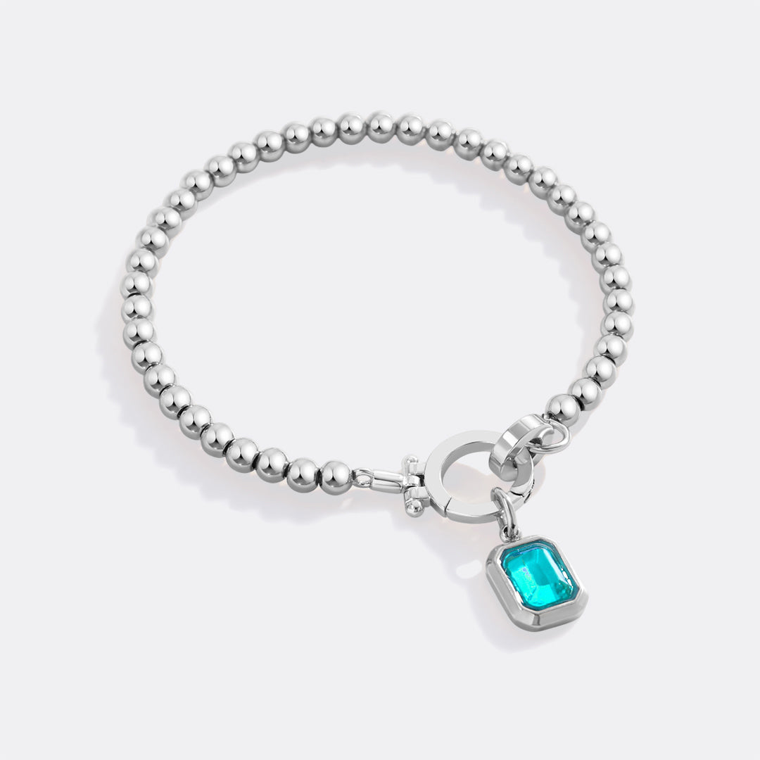 Minzfarbenes Perlenarmband mit Baguette-Geburtsstein-Anhänger