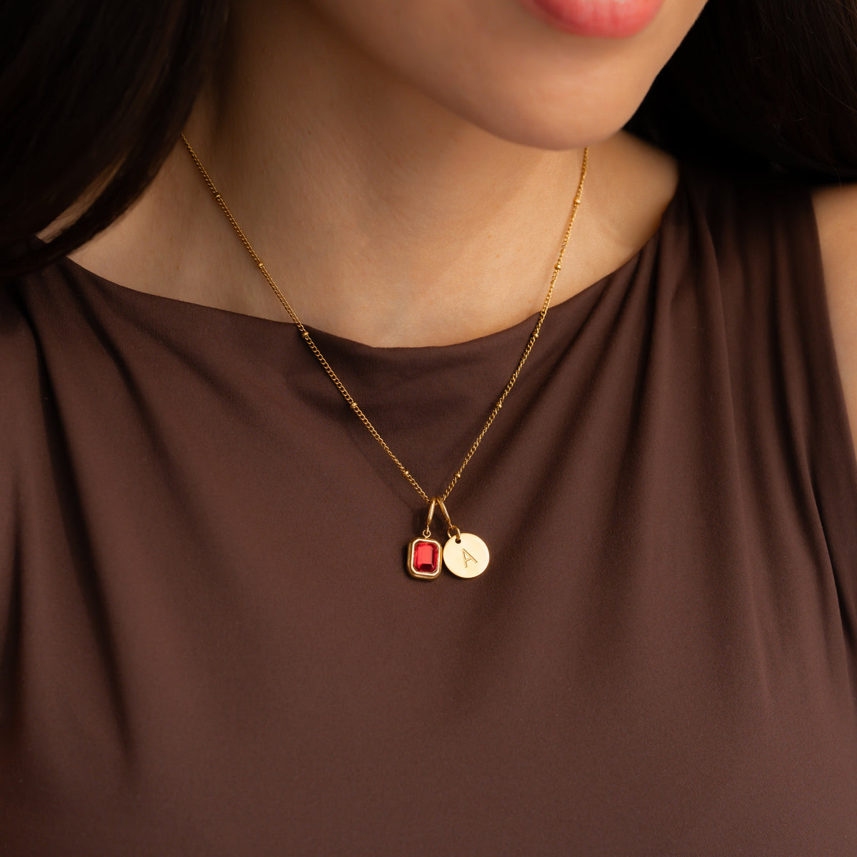 Collana con baguette, pietra portafortuna e iniziale