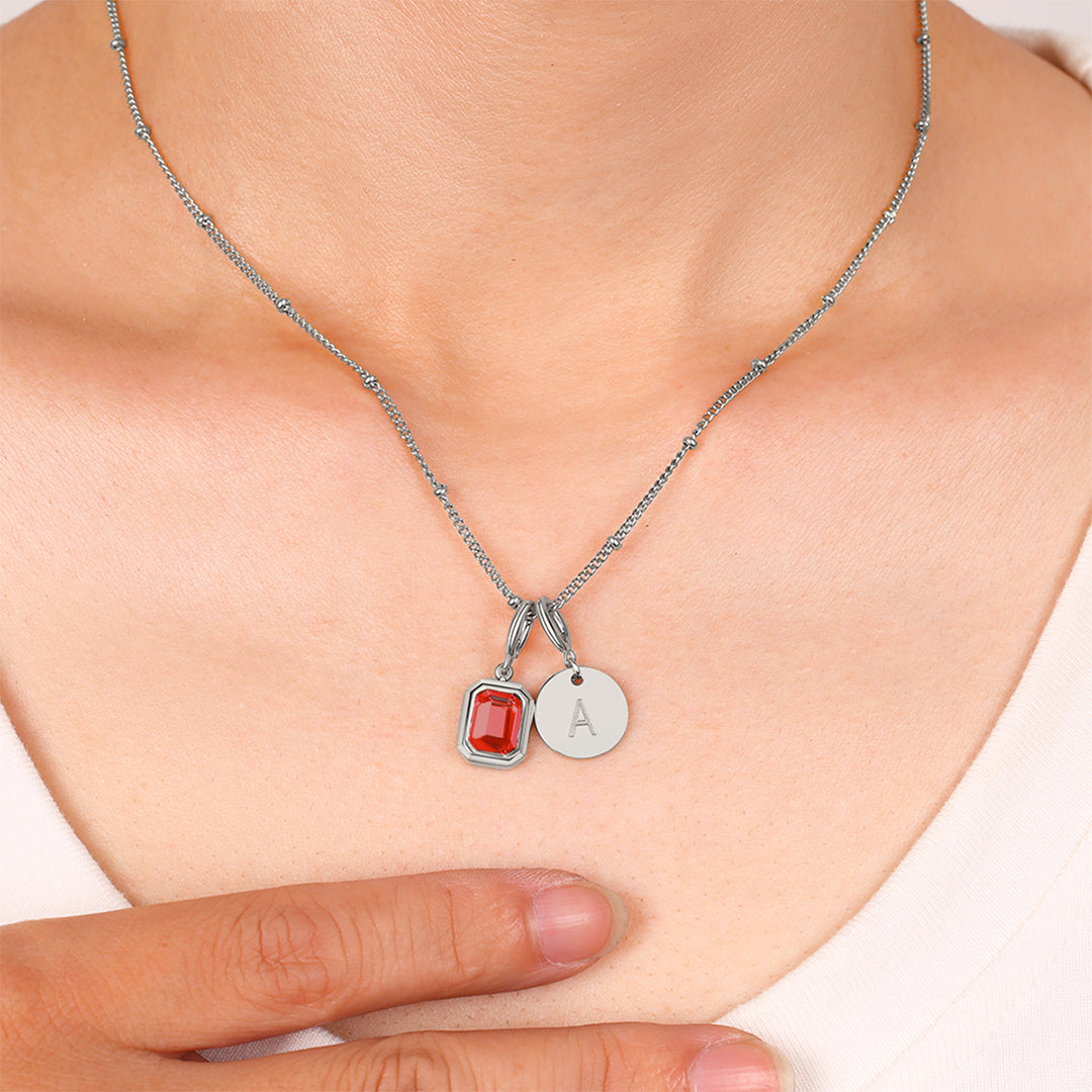 Collana con baguette, pietra portafortuna e iniziale