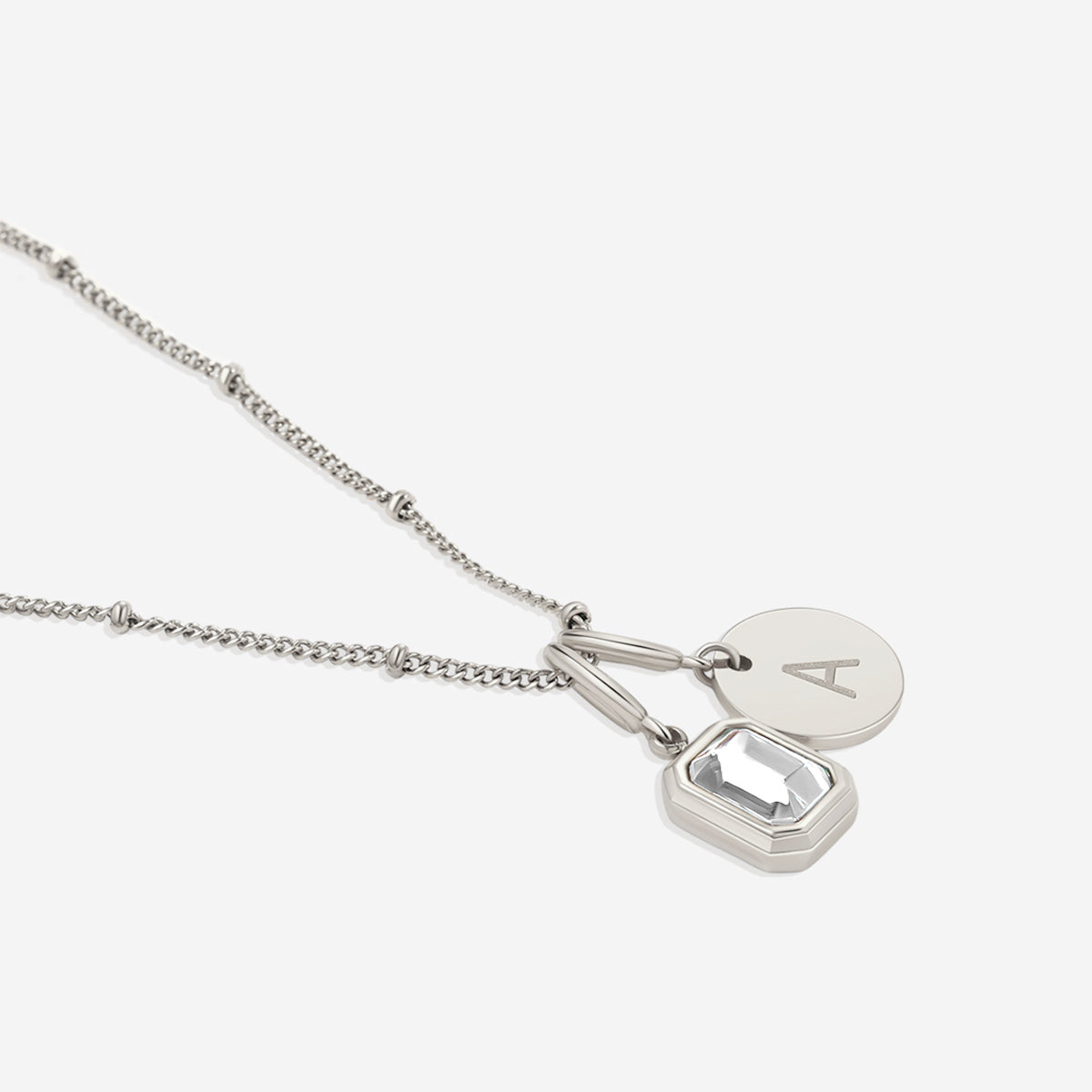 Collana con baguette, pietra portafortuna e iniziale