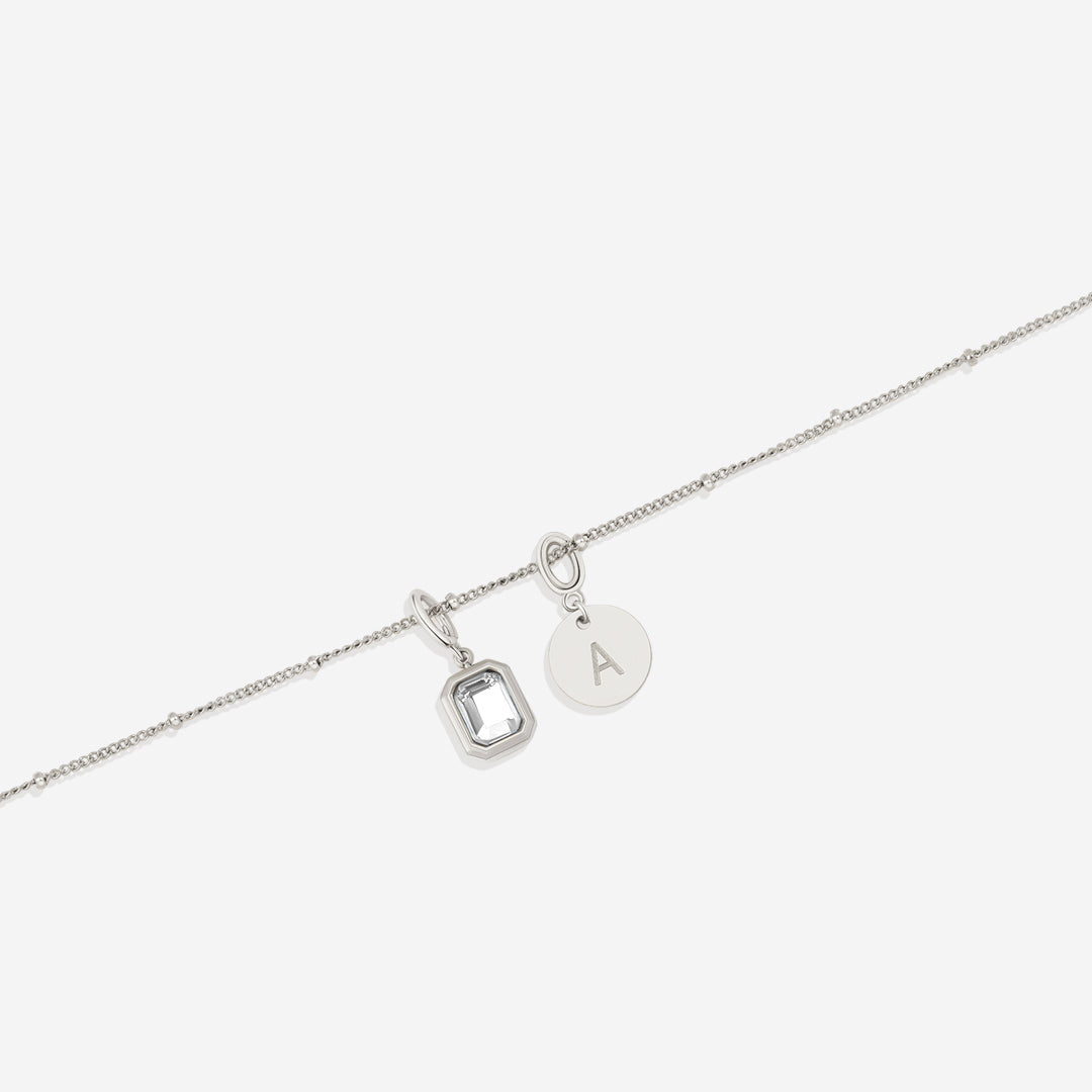 Collana con baguette, pietra portafortuna e iniziale