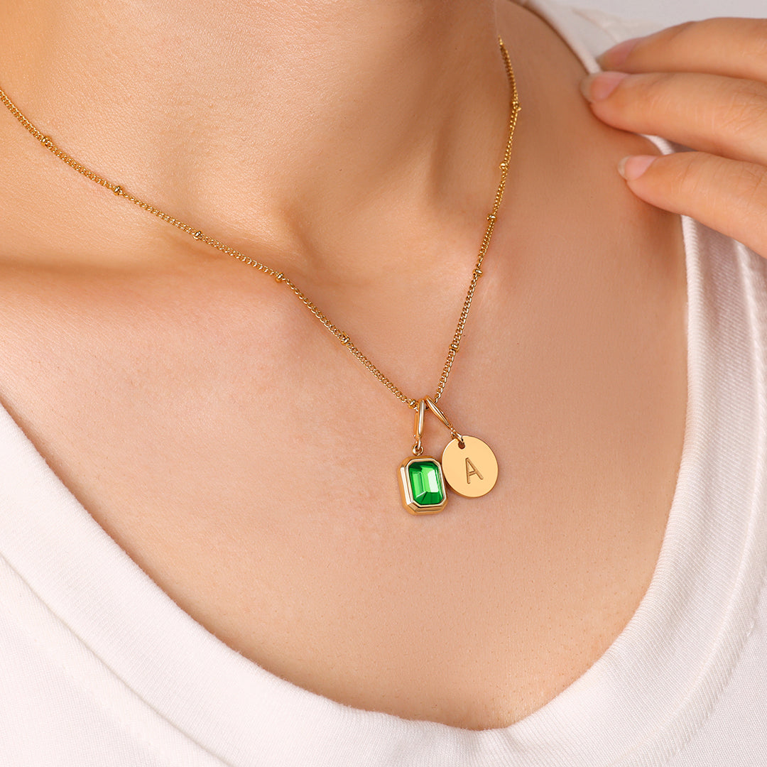 Collana con baguette, pietra portafortuna e iniziale