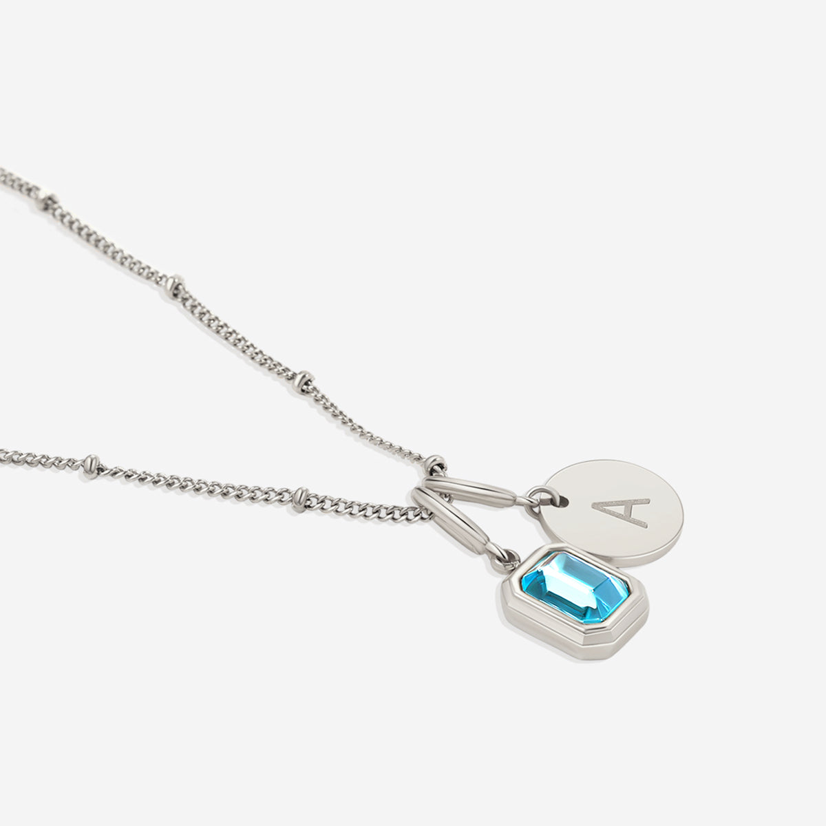 Collana con baguette, pietra portafortuna e iniziale
