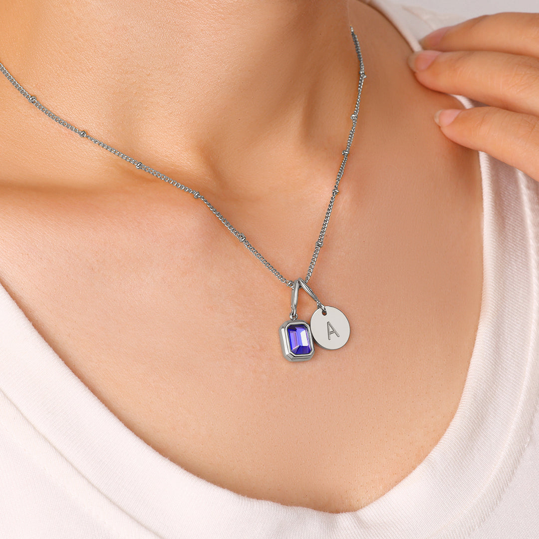 Collana con baguette, pietra portafortuna e iniziale