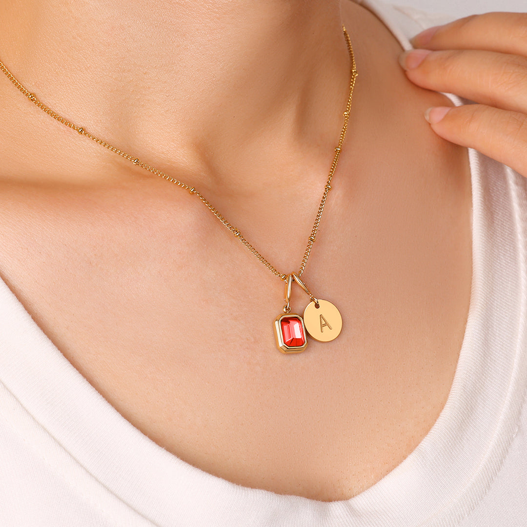 Collana con baguette, pietra portafortuna e iniziale