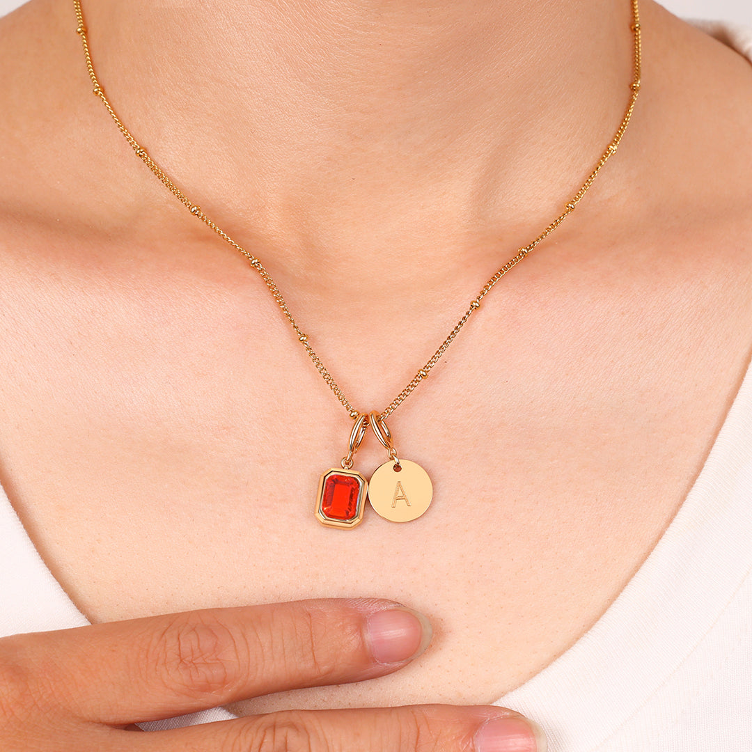 Collana con baguette, pietra portafortuna e iniziale