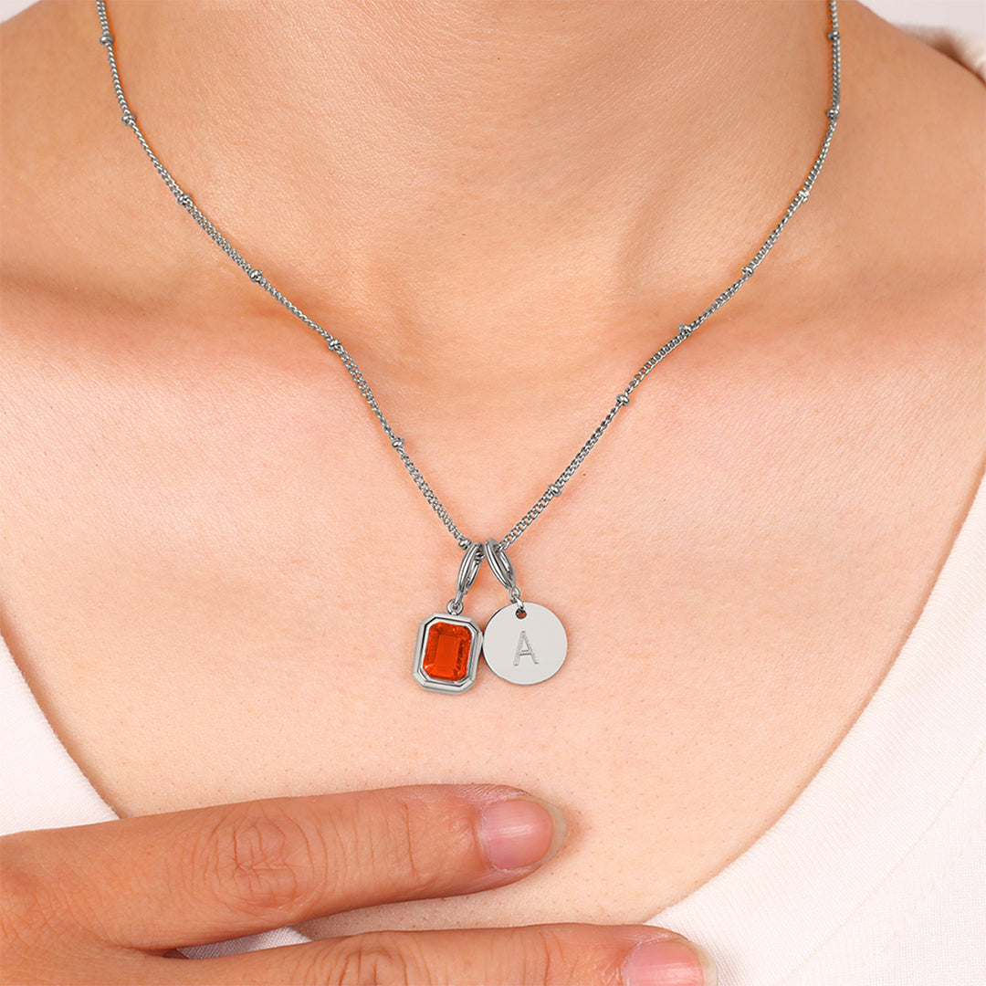 Collana con baguette, pietra portafortuna e iniziale