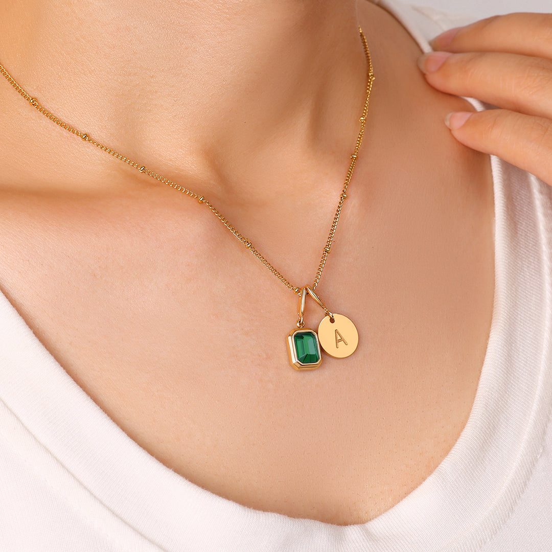 Collana con baguette, pietra portafortuna e iniziale