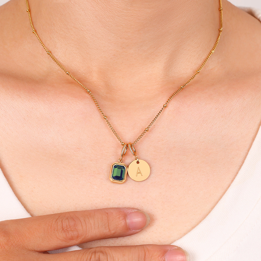 Collana con baguette, pietra portafortuna e iniziale