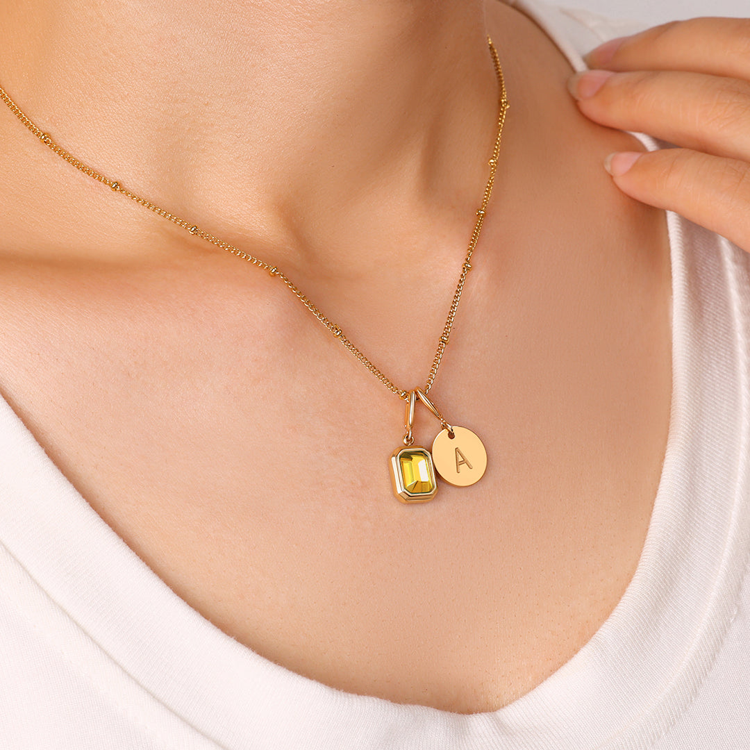 Collana con baguette, pietra portafortuna e iniziale