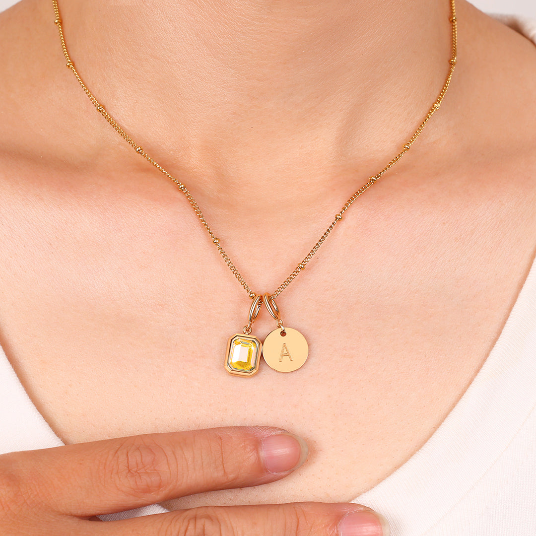 Collana con baguette, pietra portafortuna e iniziale