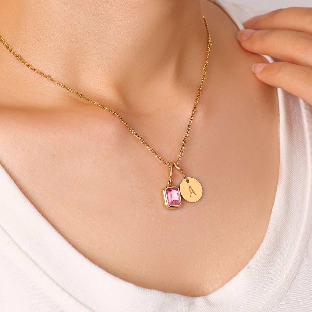 Collana con baguette, pietra portafortuna e iniziale