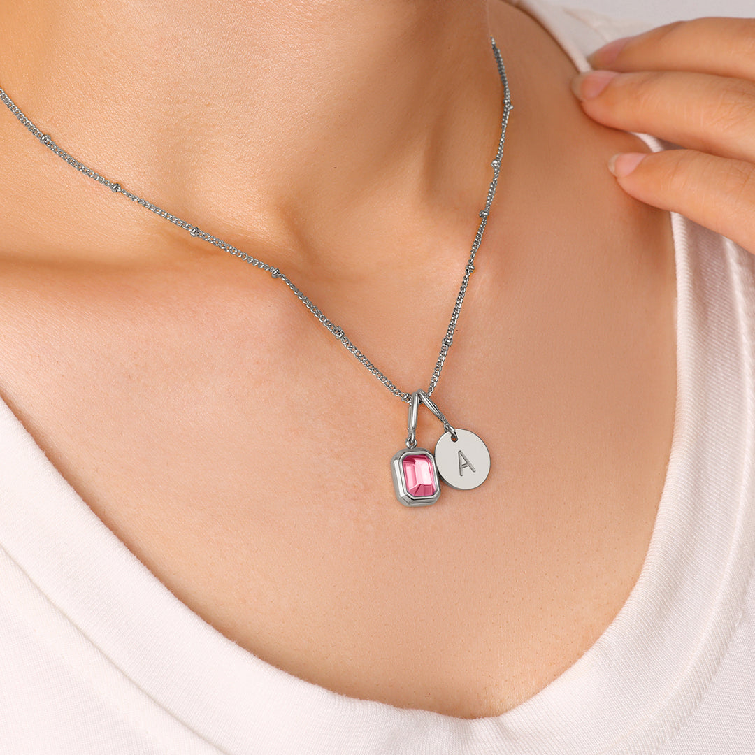 Collana con baguette, pietra portafortuna e iniziale