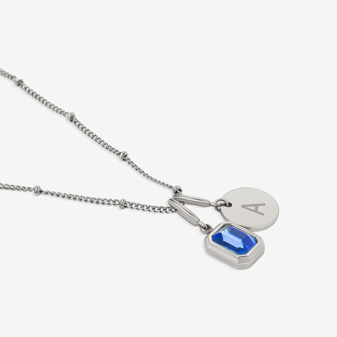 Collana con baguette, pietra portafortuna e iniziale
