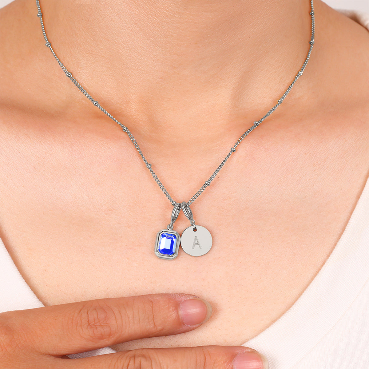 Collana con baguette, pietra portafortuna e iniziale