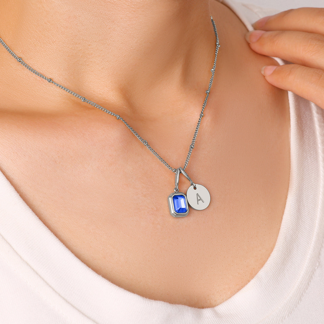 Collana con baguette, pietra portafortuna e iniziale
