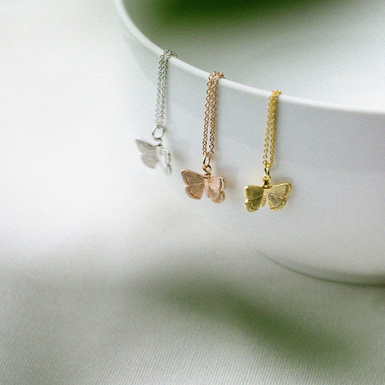 Collana con ciondolo a farfalla