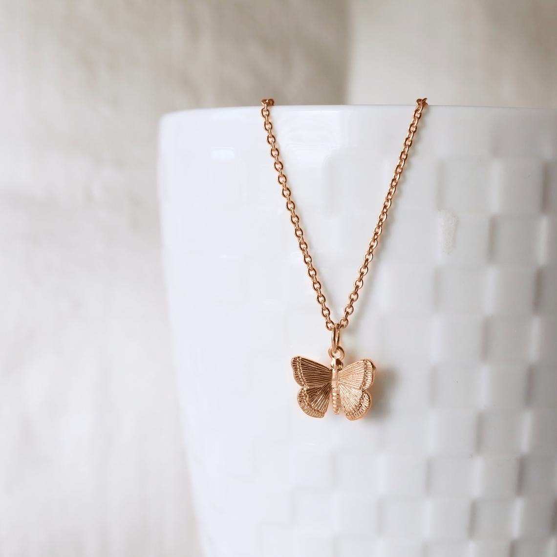 Collana con ciondolo a farfalla
