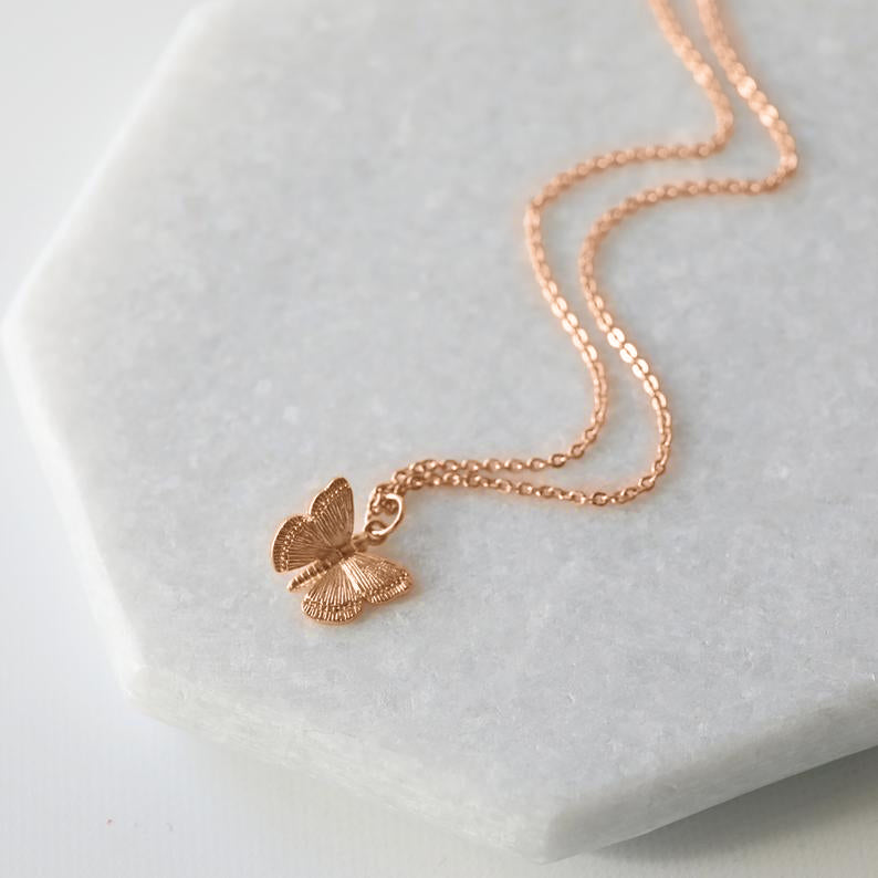 Collana con ciondolo a farfalla