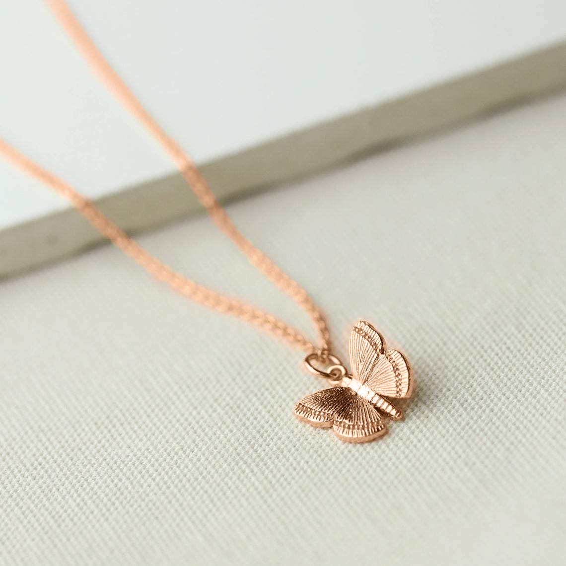 Collana con ciondolo a farfalla