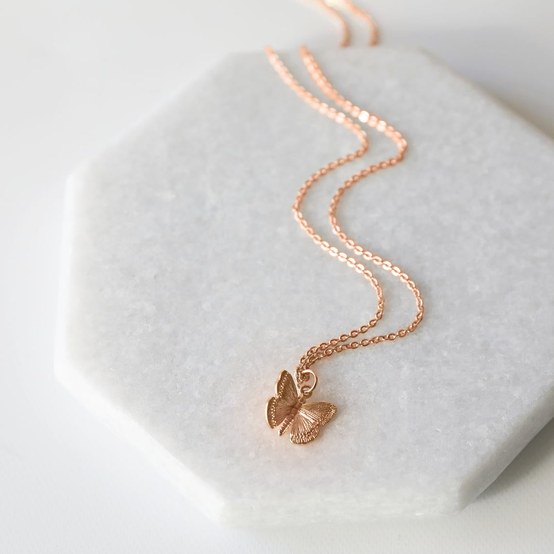 Collana con ciondolo a farfalla