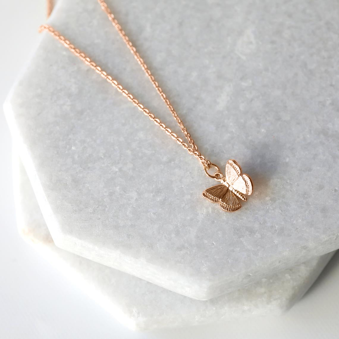 Collana con ciondolo a farfalla