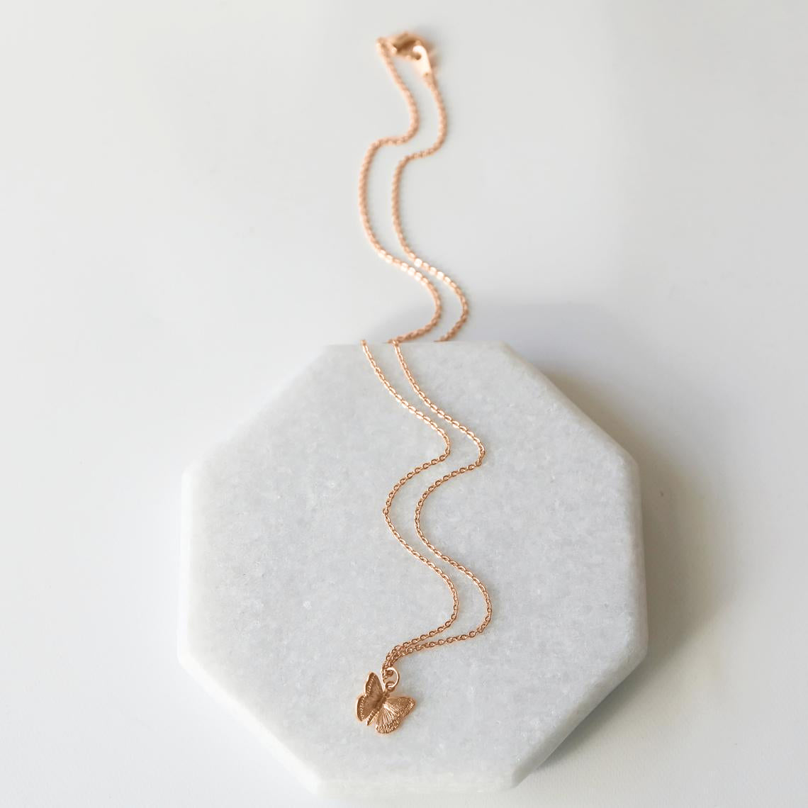 Collana con ciondolo a farfalla
