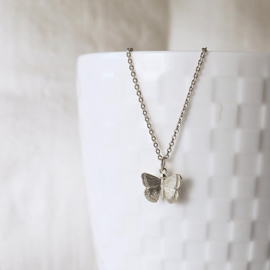 Collana con ciondolo a farfalla