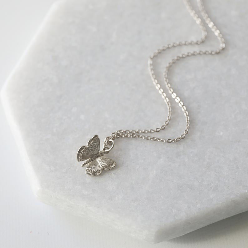 Collana con ciondolo a farfalla