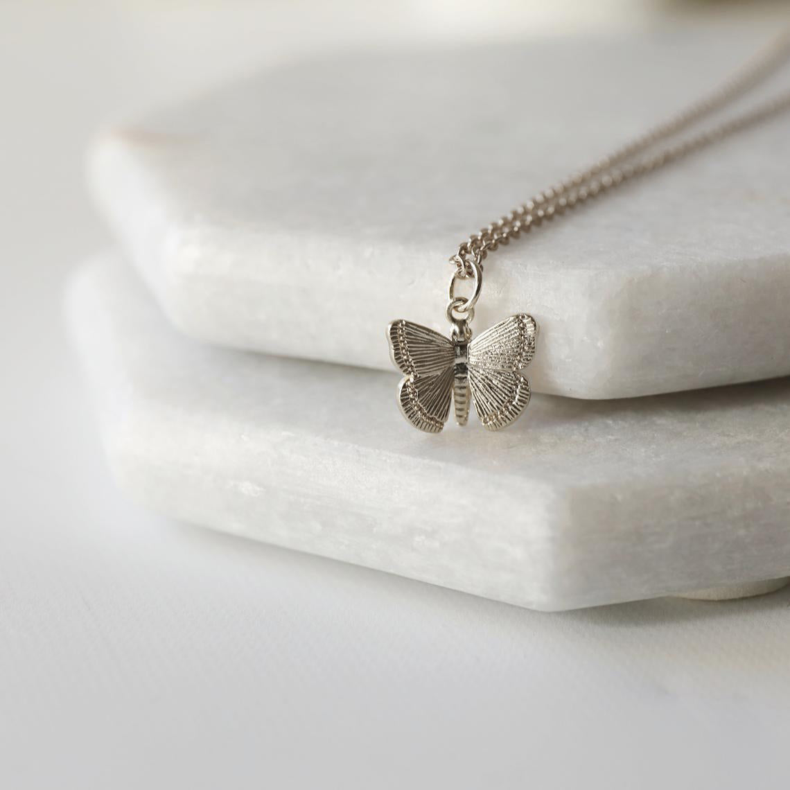 Collana con ciondolo a farfalla