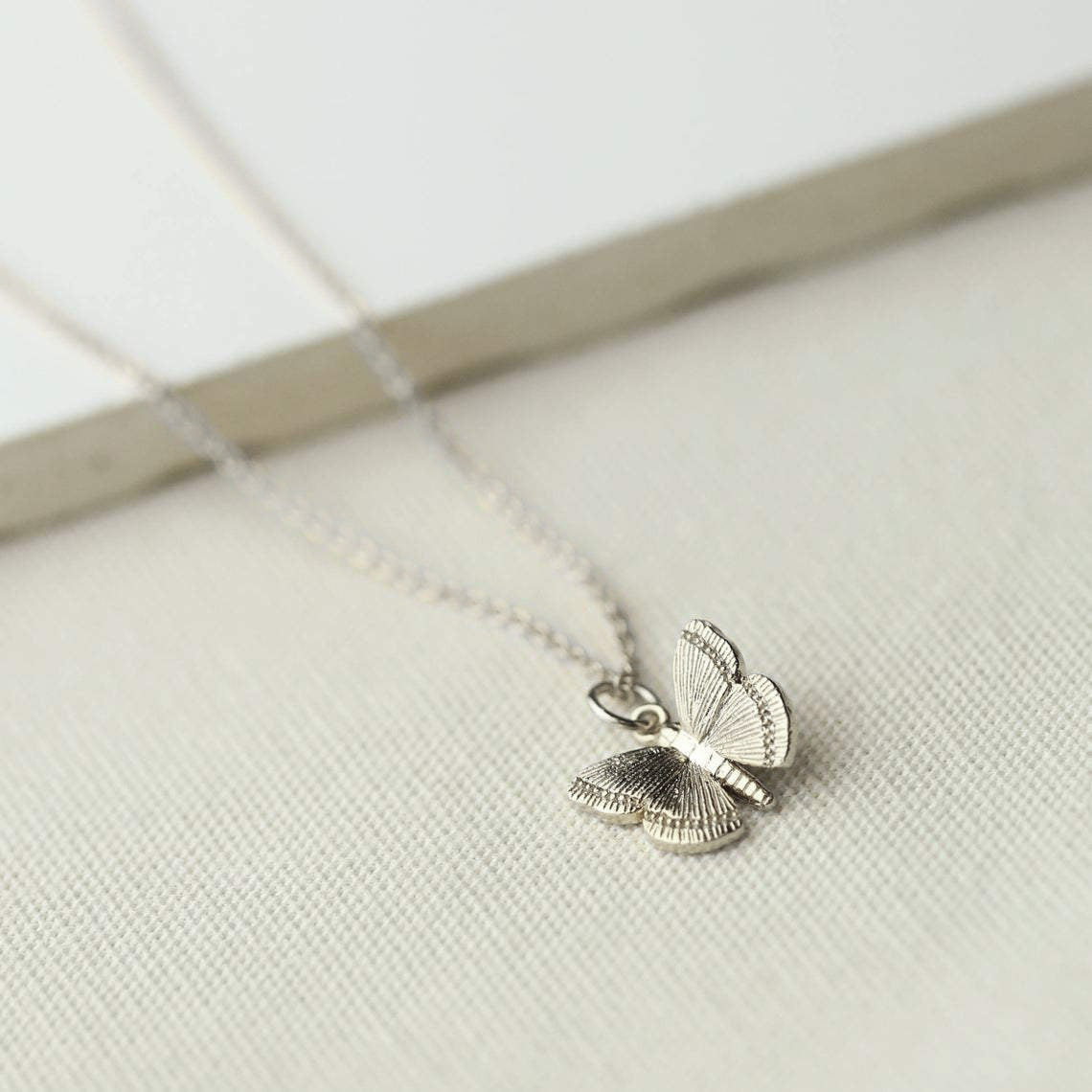 Collana con ciondolo a farfalla