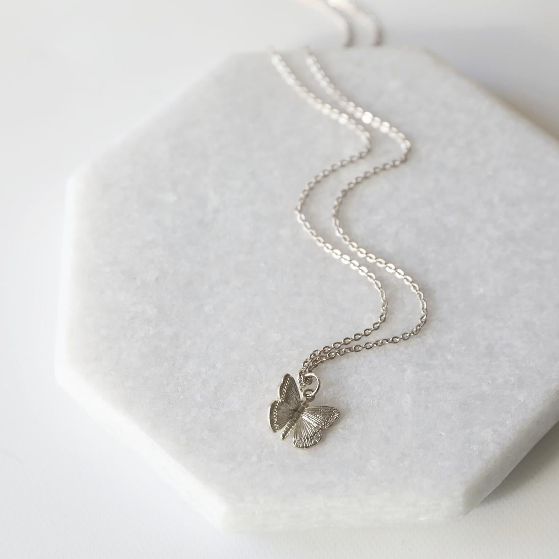 Collana con ciondolo a farfalla