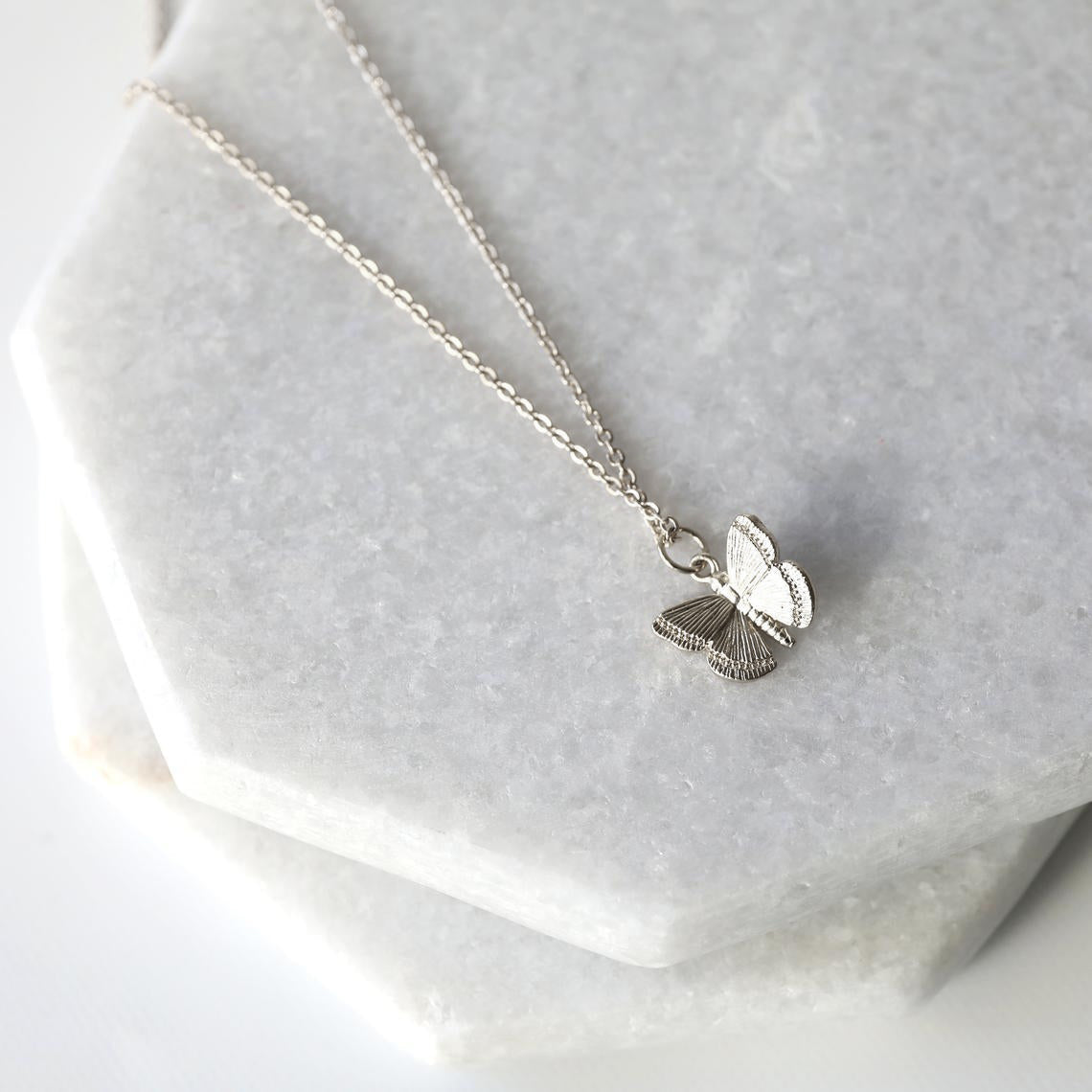 Collana con ciondolo a farfalla