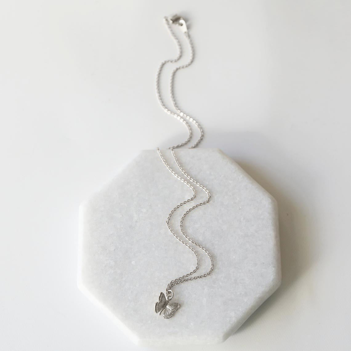 Collana con ciondolo a farfalla