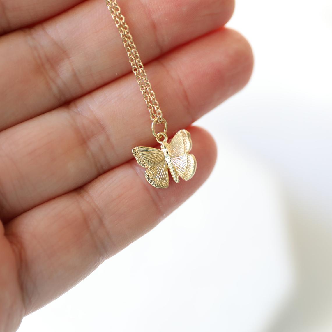 Collana con ciondolo a farfalla