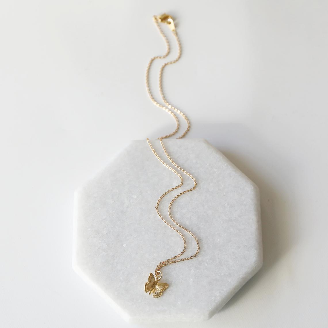 Collana con ciondolo a farfalla