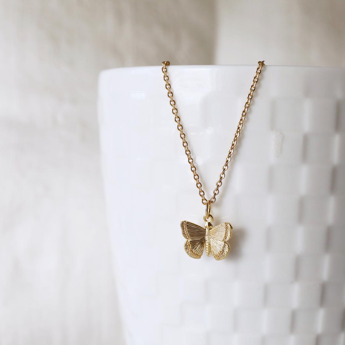 Collana con ciondolo a farfalla