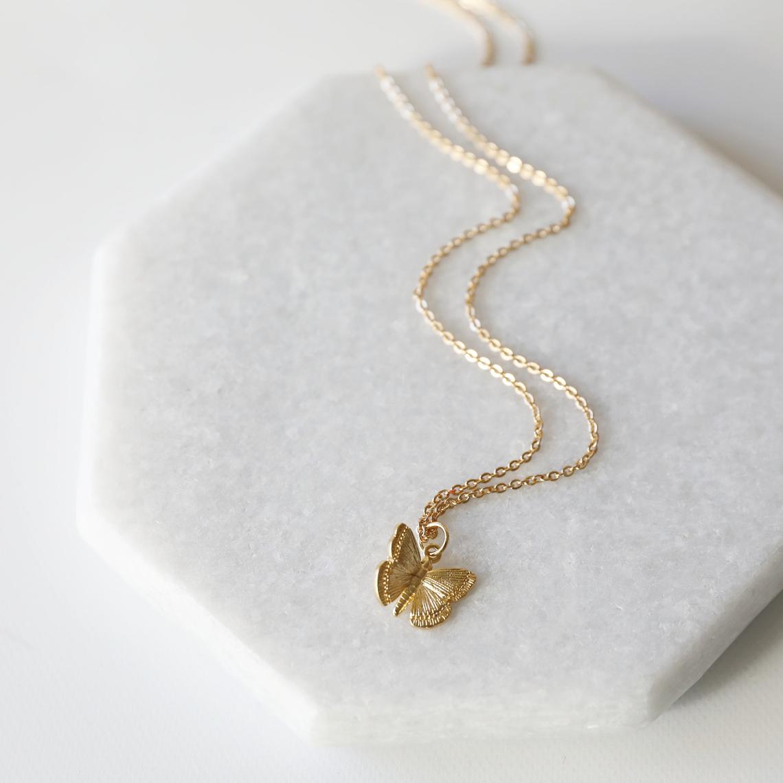 Collana con ciondolo a farfalla