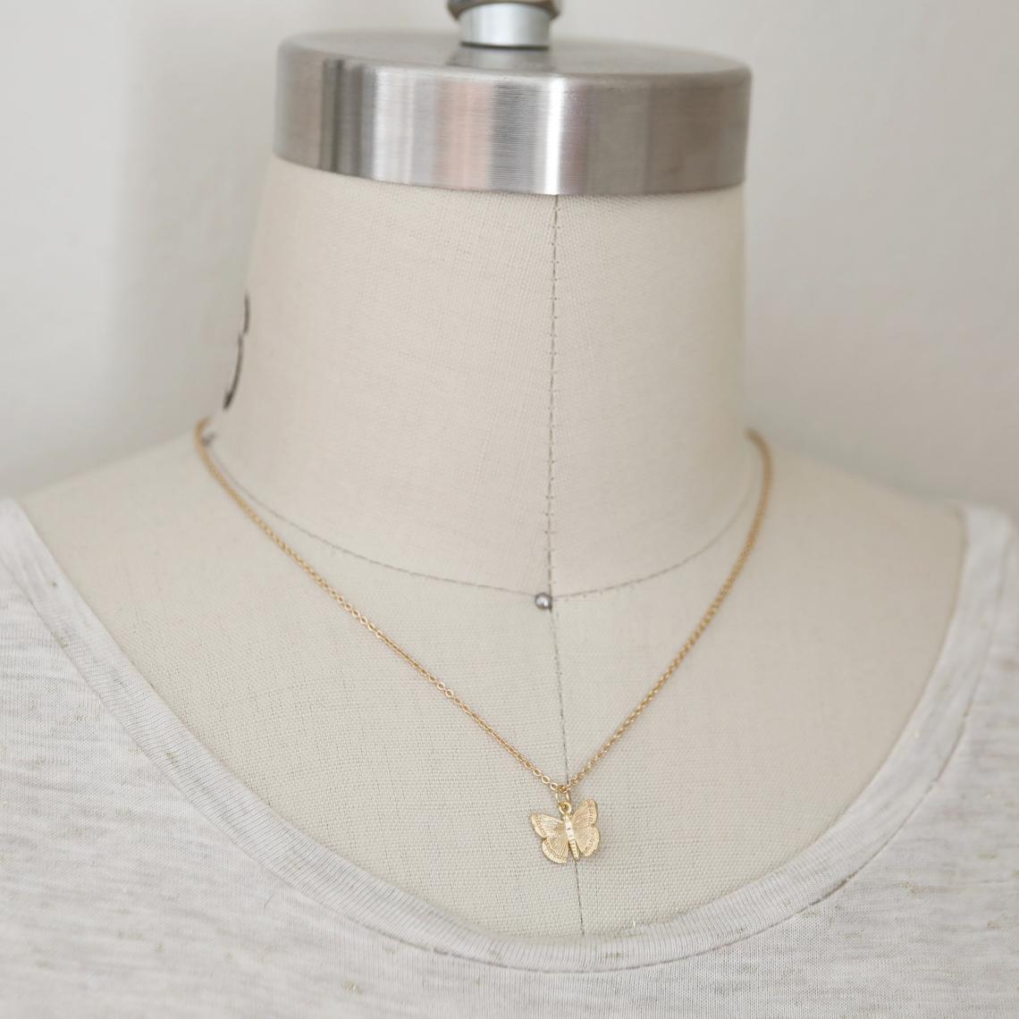 Collana con ciondolo a farfalla