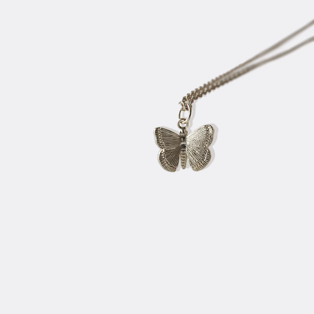 Collana con ciondolo a farfalla