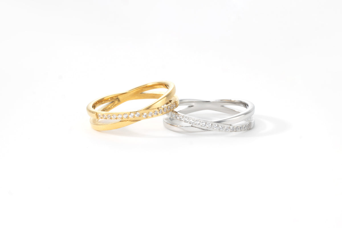 Crossing Wave Ring, flat lay detail
